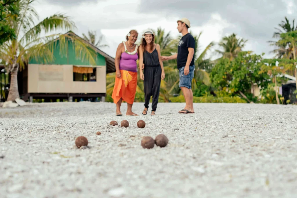 Jouer à la pétanque à Rangiroa© Hélène Havard