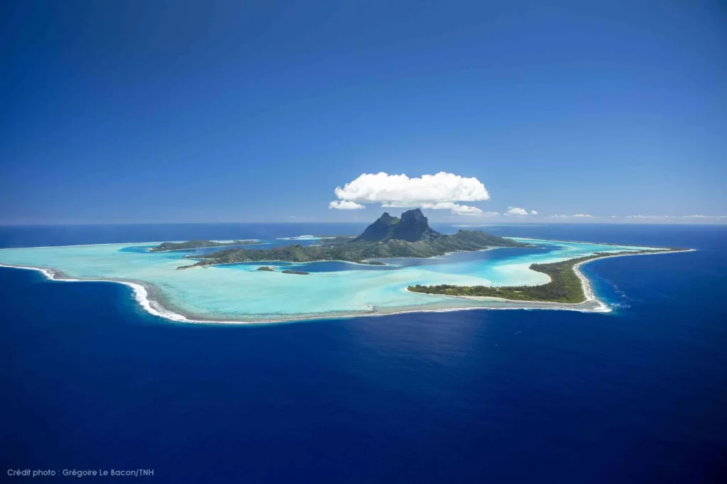 The beautiful island of Bora Bora © Grégoire Le Bacon Tahiti Nui Helicopters