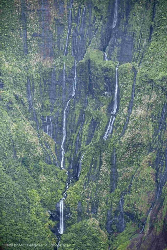 Waterfalls of The Island of Tahiti ©Grégoire Le Bacon Tahiti Nui Helicopters