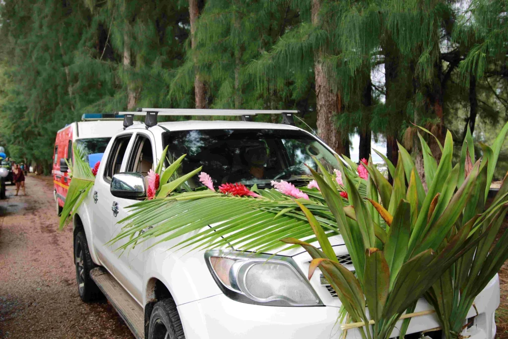 The locals decorate their cars with foliage and flowers © Evaina Teinaore