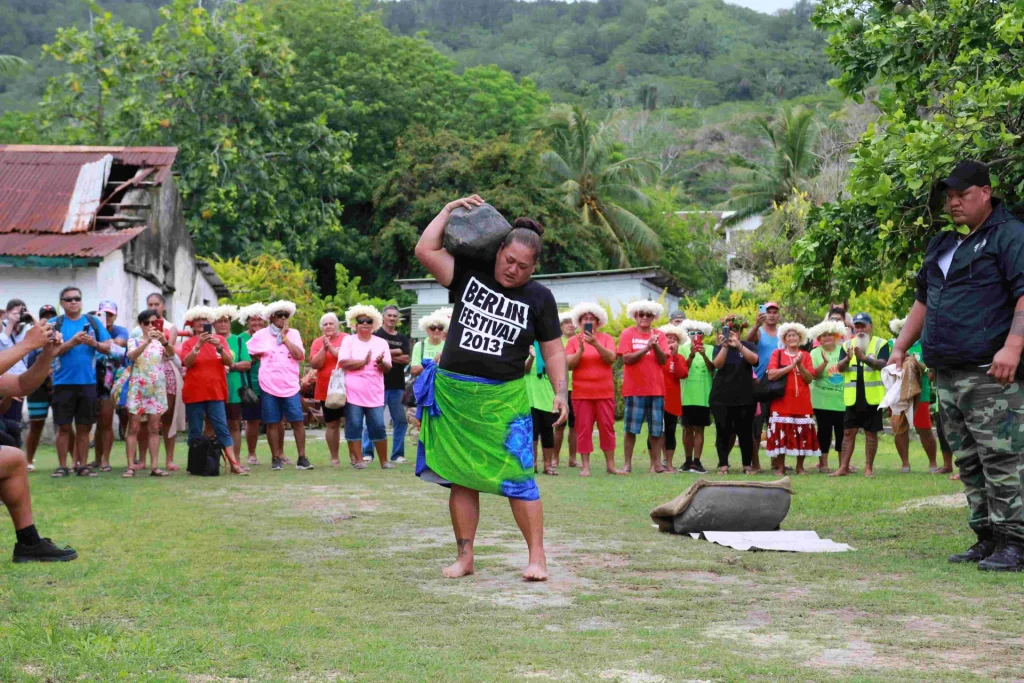 Stone-lifting during a Tere A'ati © Evaina Teinaore