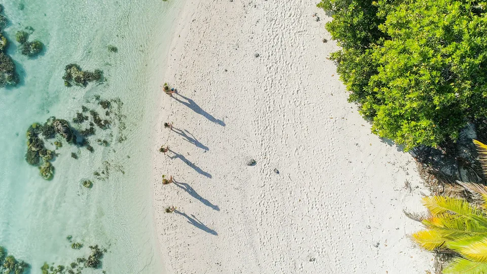 Marche à Tetiaroa©Tahiti Fly Shoot