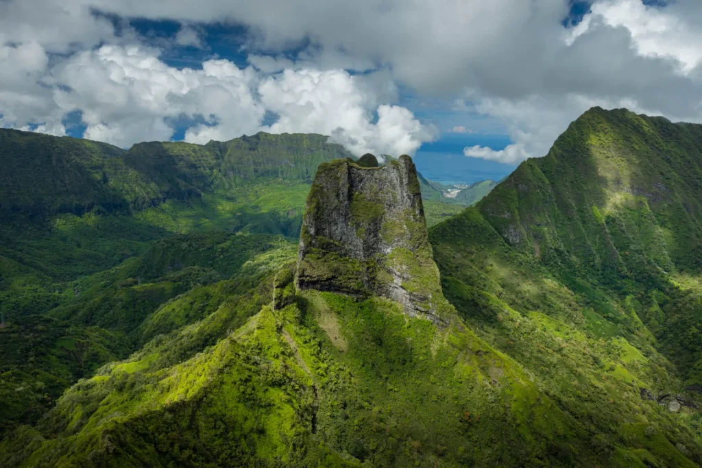 Mountain in Tahiti © Grégoire Le Bacon