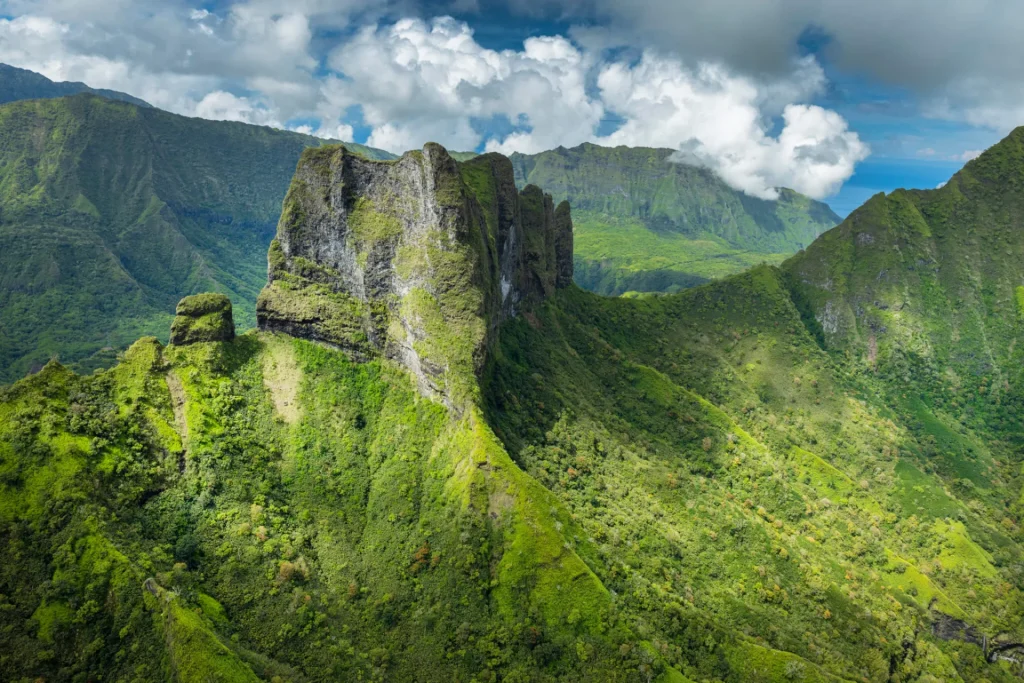 Mountain in Tahiti © Grégoire Le Bacon