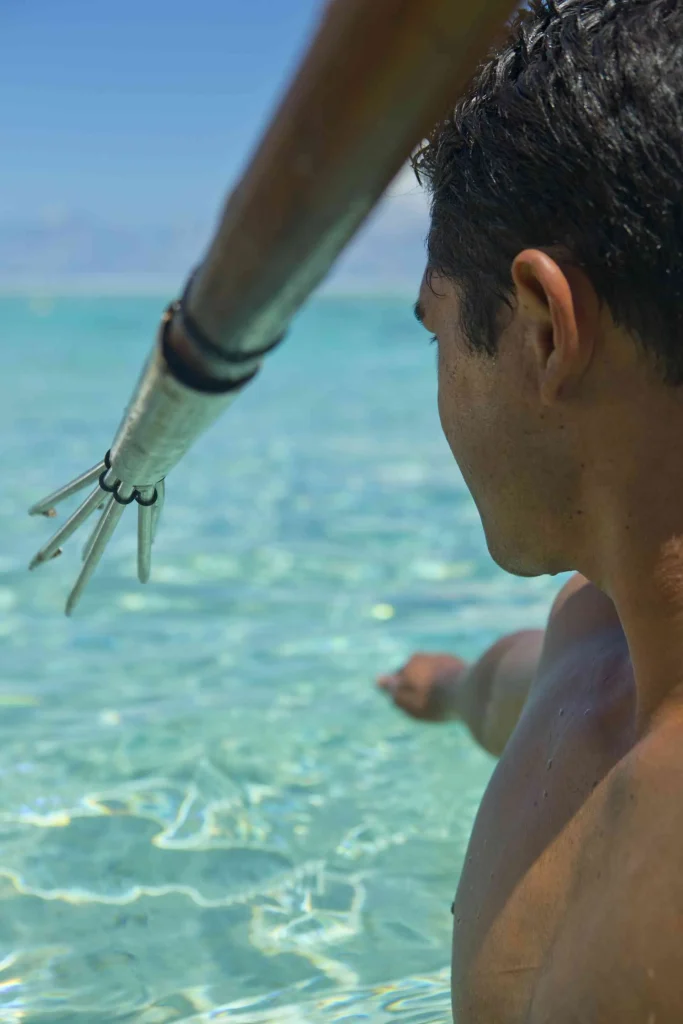 Harpoon fisher © Tahiti Tourisme