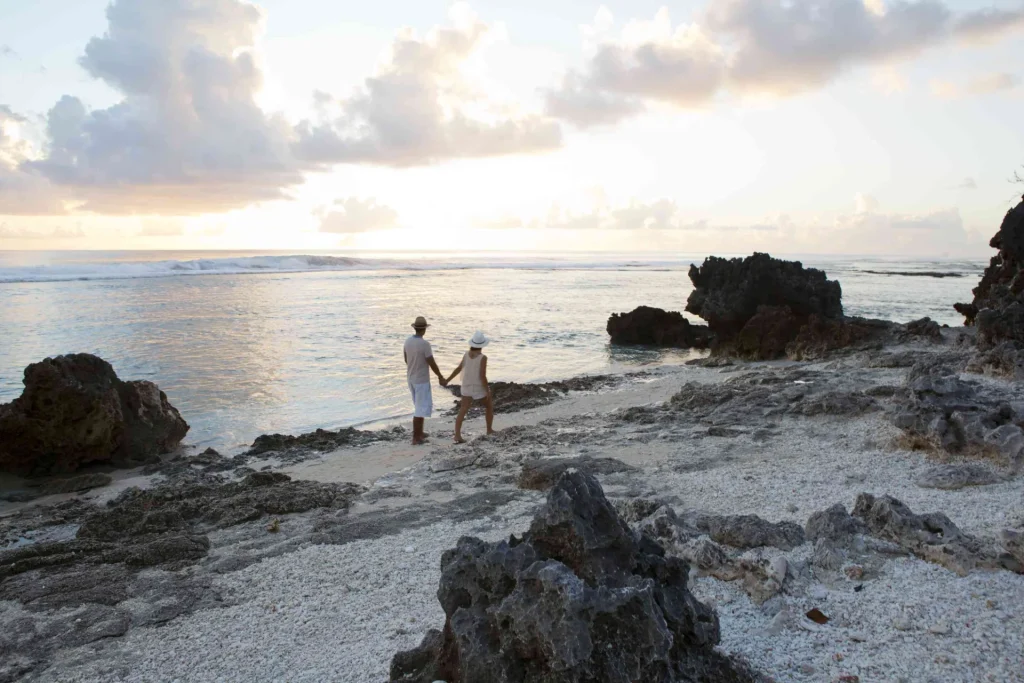 Stroll on the beach © Tahiti Tourisme