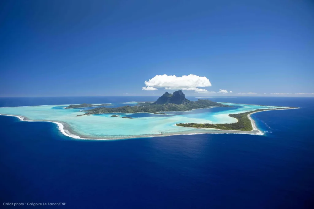 L'île de Bora Bora © Grégoire Le Bacon Tahiti Nui Helicopters