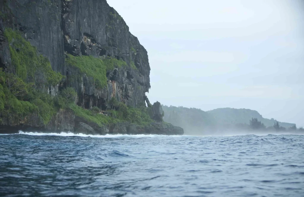 Cliff and sea on Rurutu c Tahiti Tourisme