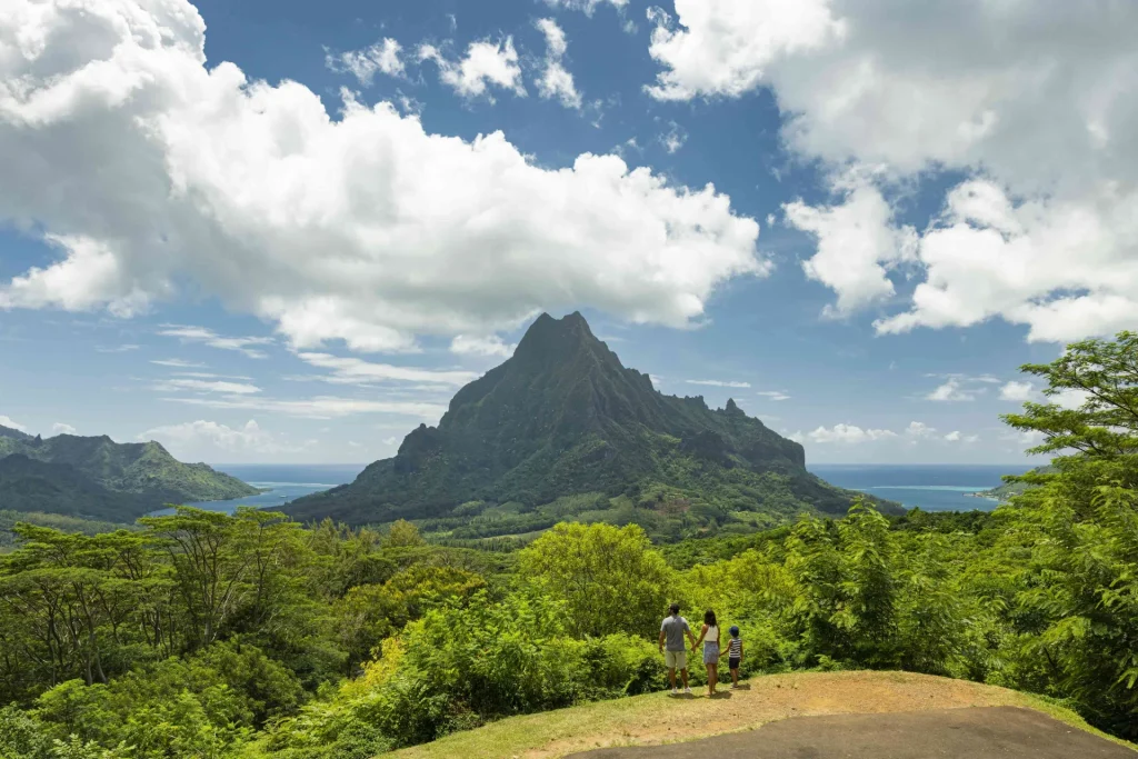 View of Moorea's 2 bays © Grégoire Le Bacon