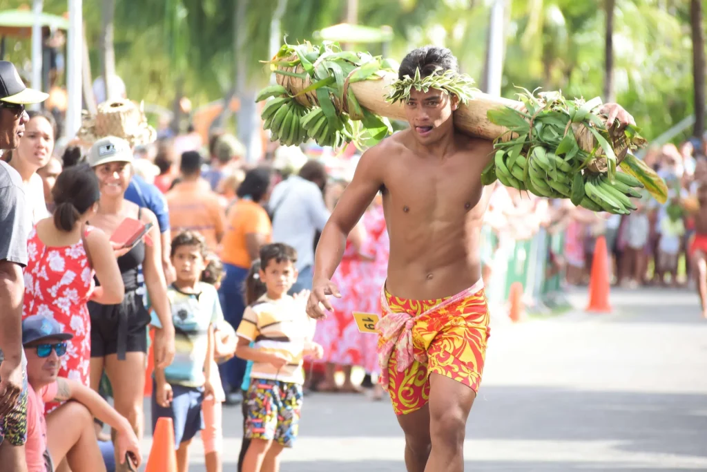 Porteur de fruit lors d'un événement culturel et sportif à Tahiti Et Ses Îles