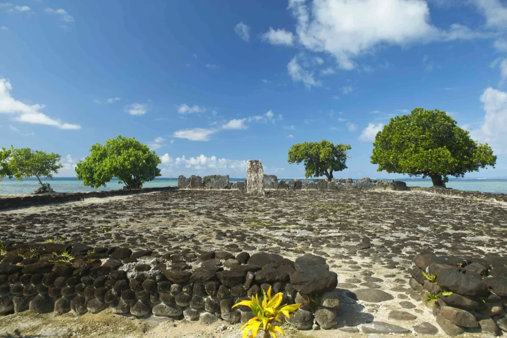 Pierre centrale du marae sacré de taputaputapuate © Tahiti Tourisme