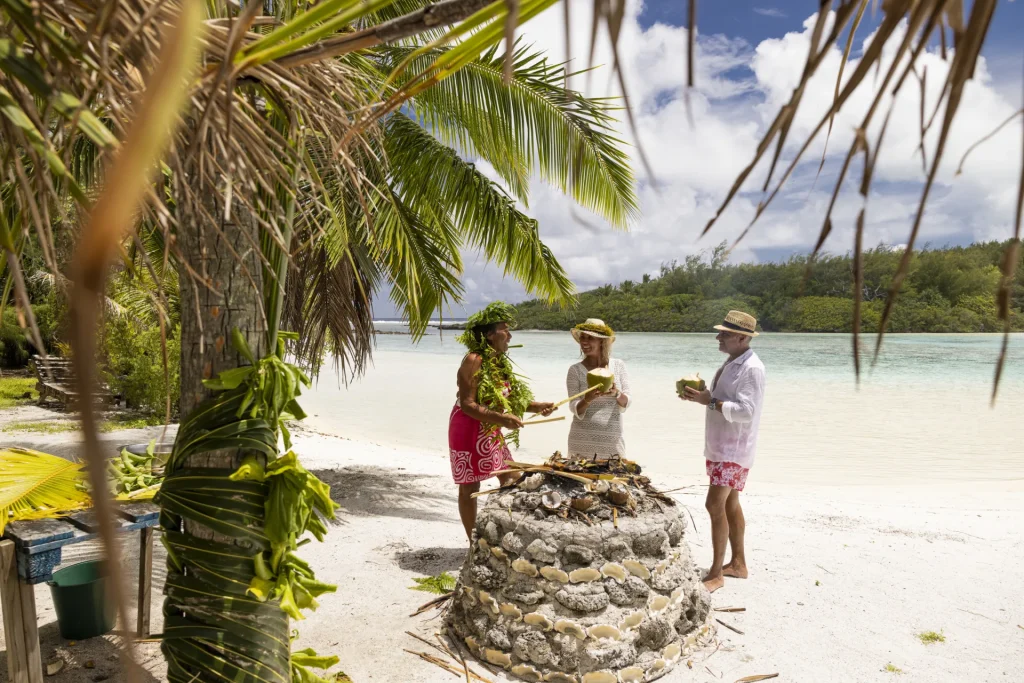 Picnic on the motu at Raivavae © Grégoire Le Bacon