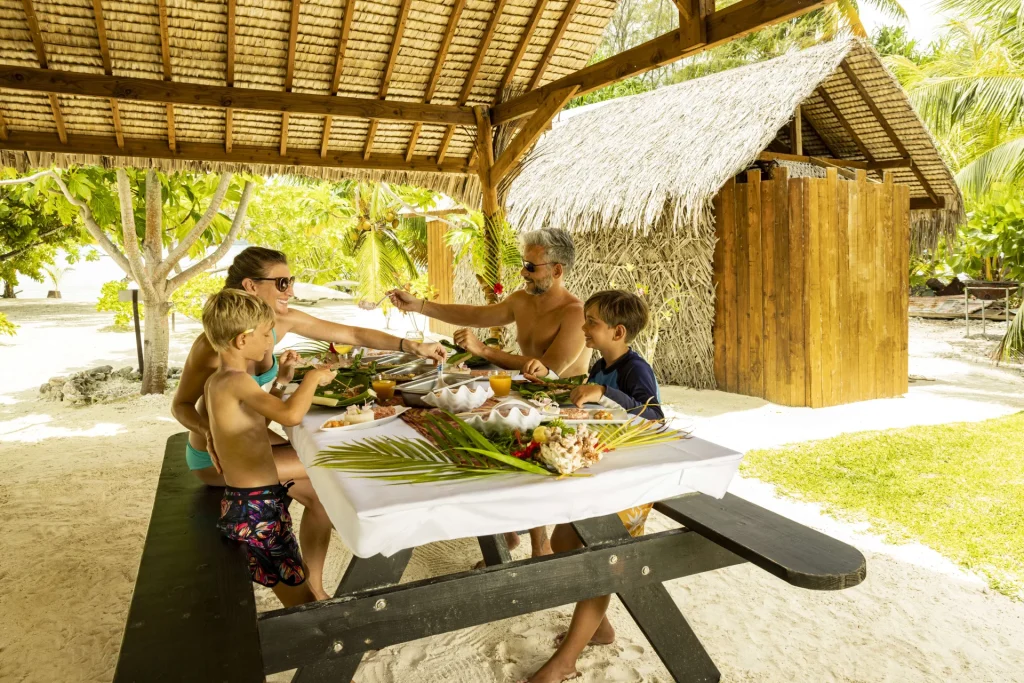 Picnicking on a motu (islet) in Bora Bora © Grégoire Le Bacon