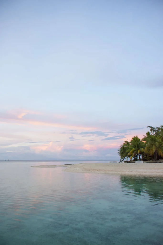 Pink sand beach of Tikehau © Teriitua Maoni