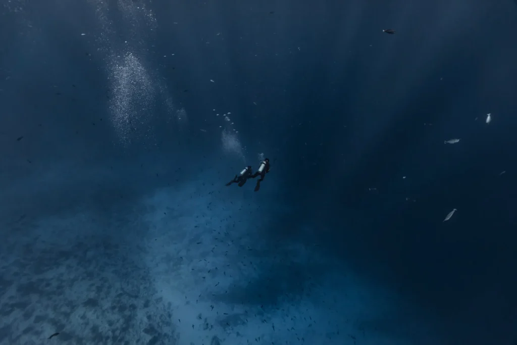 Diving at the pass © Alexandre Voyer