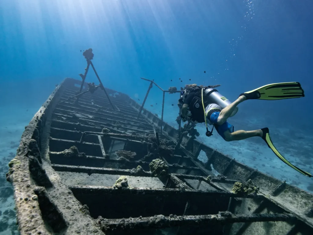 Wreck diving in Tahiti © Mark Fitz