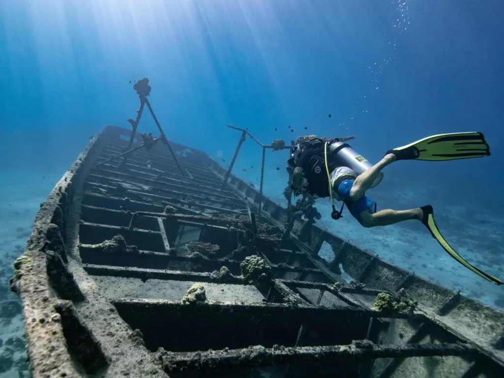 Plongée  sur épave à Tahiti © Mark Fitz