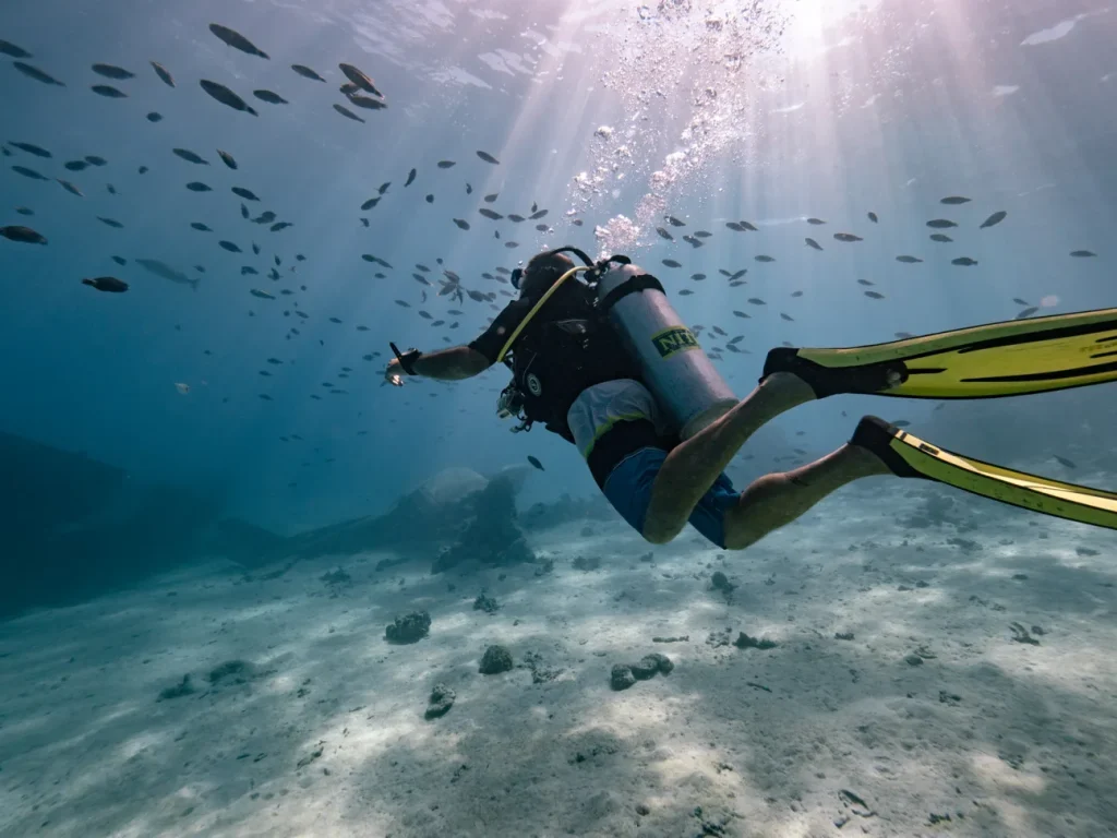 Scuba diving in Tahiti © Mark Fitz