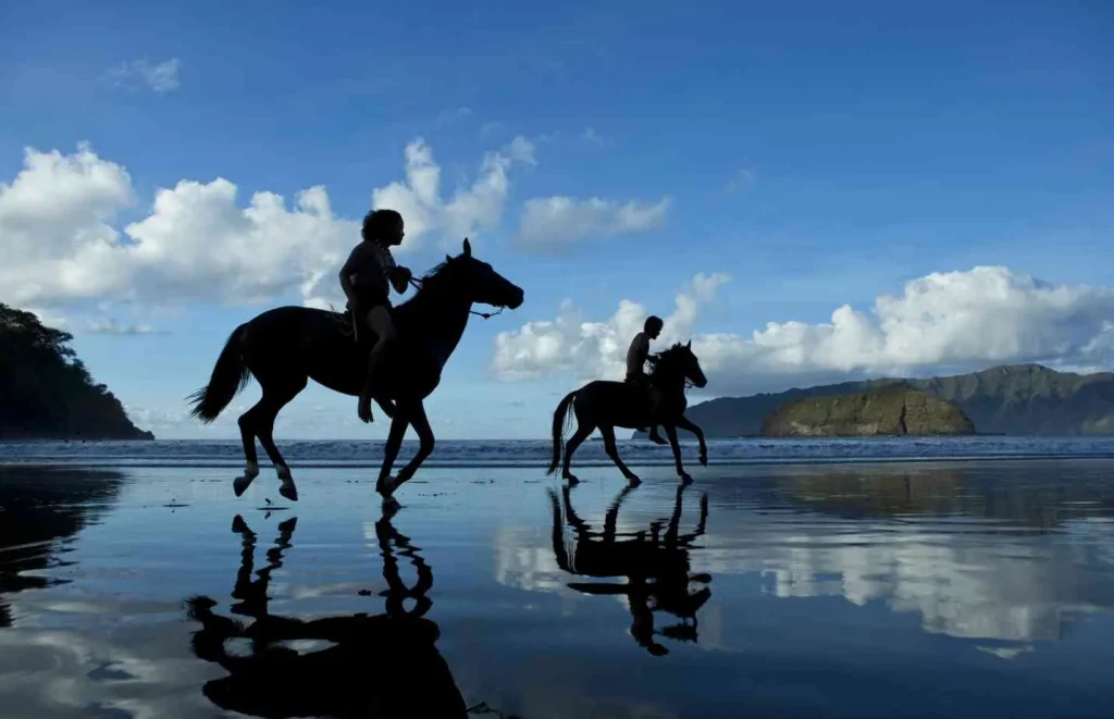 Randonnée à cheval aux marquises © Tahiti Tourisme