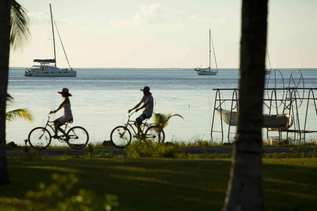 Se déplacer à Raiatea à vélo en couple avec un beau sunset © Tahiti Tourisme