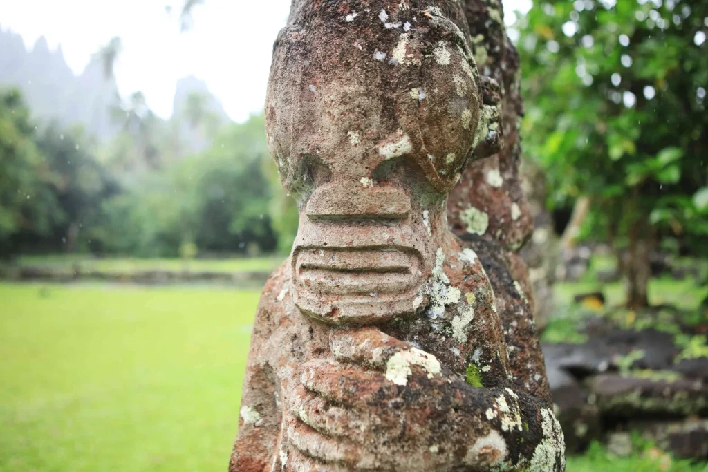 Tiki en pierre de Niku Hiva © Tahiti Tourisme