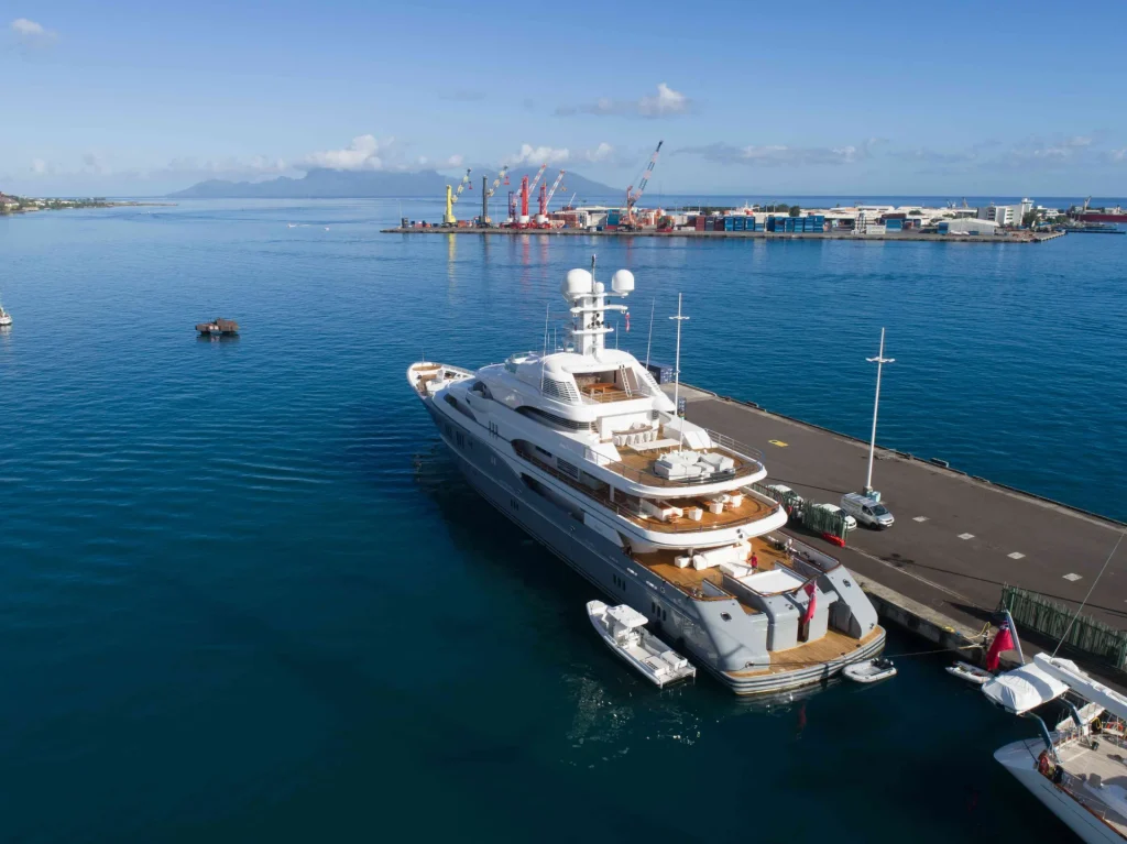 A yacht in the port of Papeete © Frédérique Legrand
