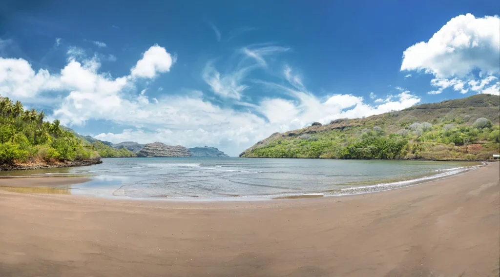 Une baie aux Marquises © Grégoire Le Bacon