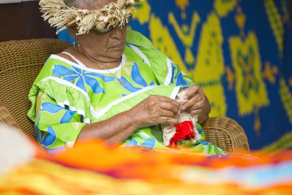 Une mama qui coud ©Tahiti Tourisme