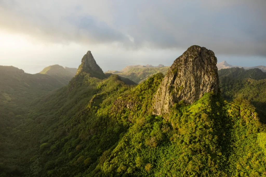 Vallée de Hakahetau et le pic de Poumaka © Grégoire Le Bacon