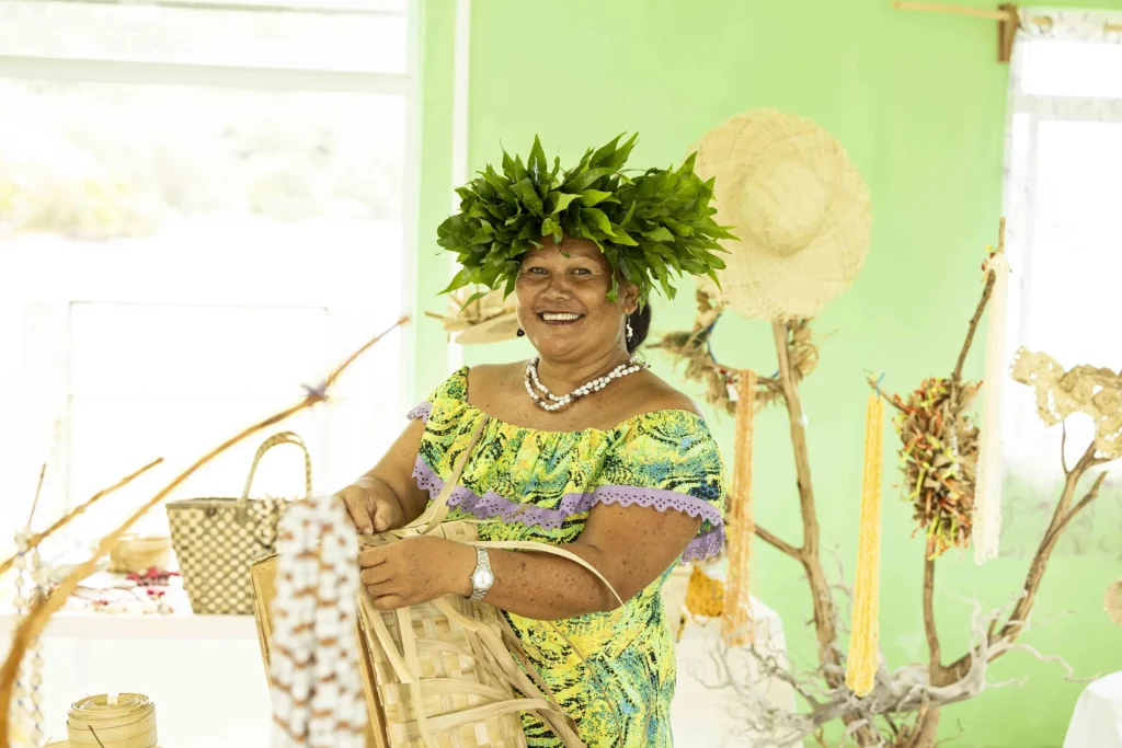 Vendeuse de 'ete (panier en reo tahiti) à Raivavae ©Grégoire Le Bacon
