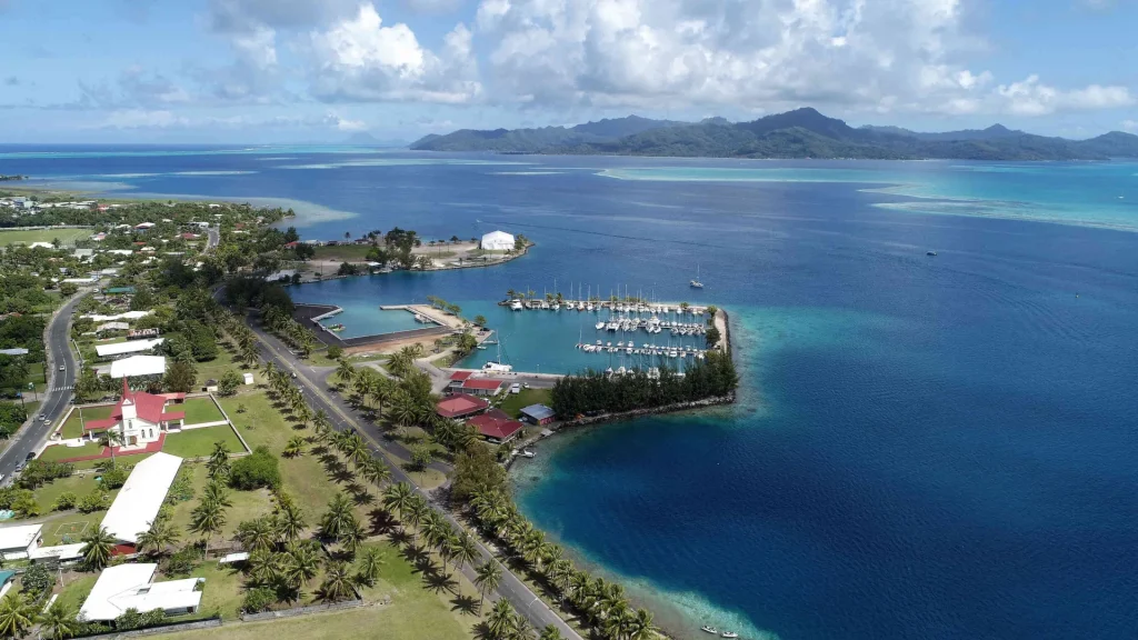 Raiatea's town of Uturoa with a view of the marina, the seawater pool and Taha'a © Port Autonome de Papeete