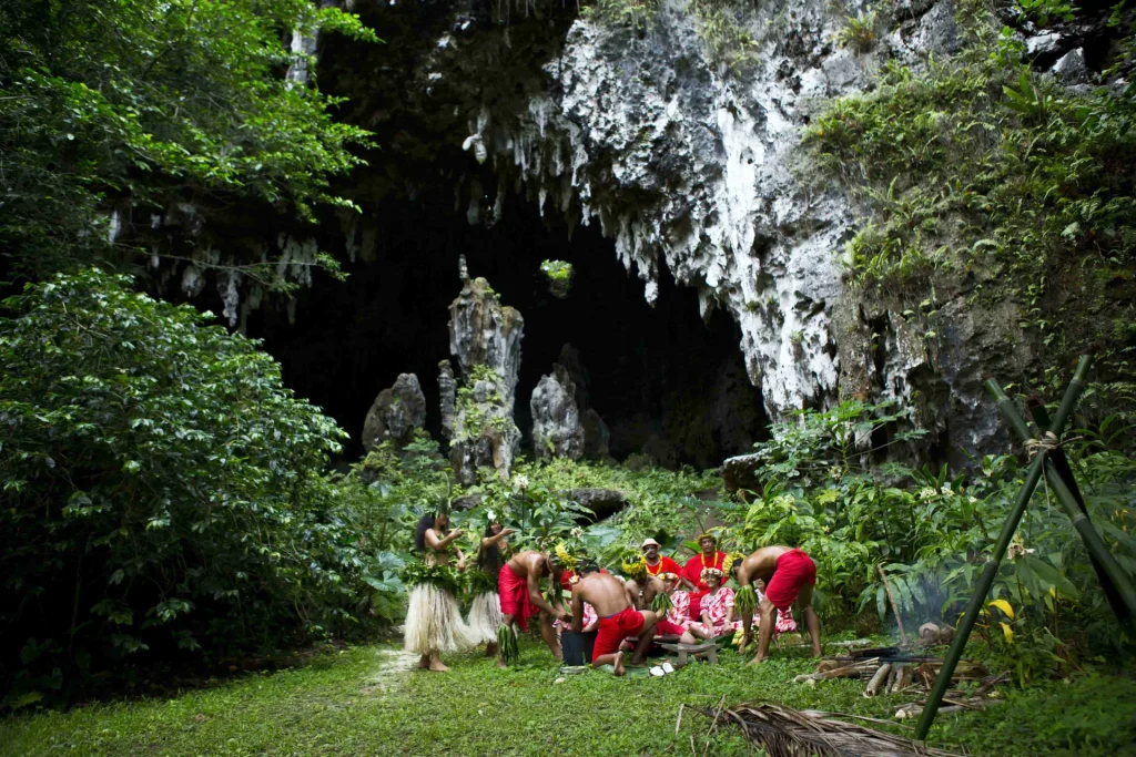 Visit the island's caves © Tahiti Tourisme