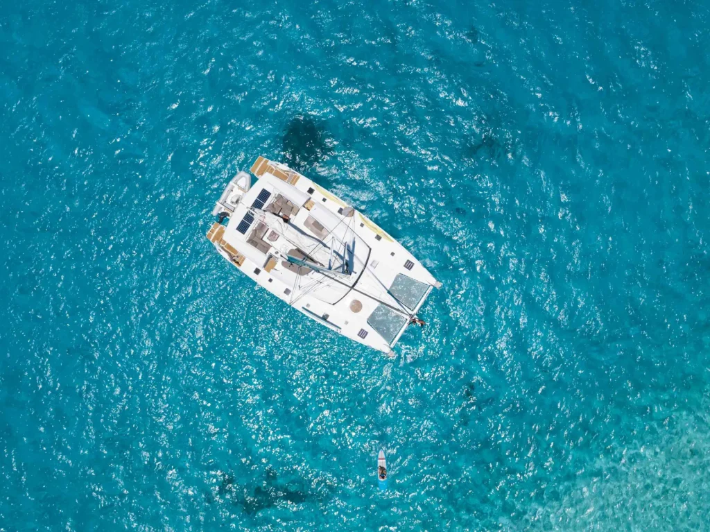 Voilier à Bora Bora sur lagon bleu © Grégoire Le Bacon _ LionAiles