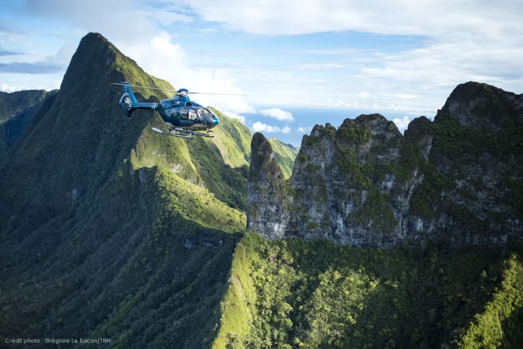 Helicopter flight over Tahiti © Grégoire Le Bacon Tahiti Nui Helicopters