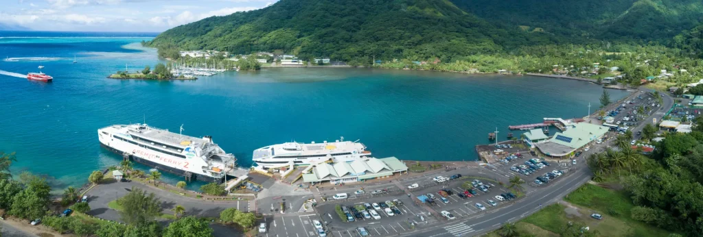 Vue aérienne sur le quai de Vaiare © Tahiti Fly Shoot