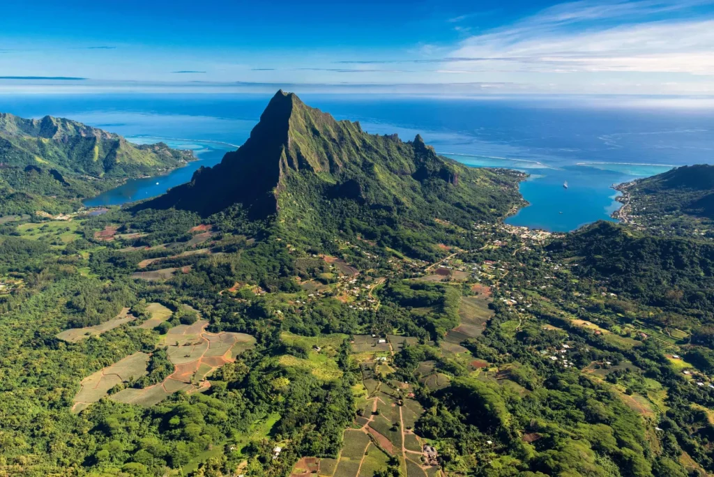 Vue aérinne des 2 baies et du mont Rotui © Stéphane Mailion Photography