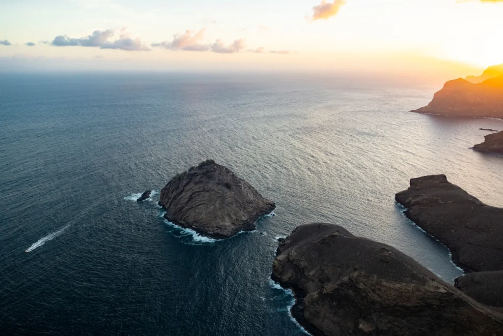 Vue sur les eaux des Marquises avec le coucher de soleil en fond © Grégoire Le Bacon