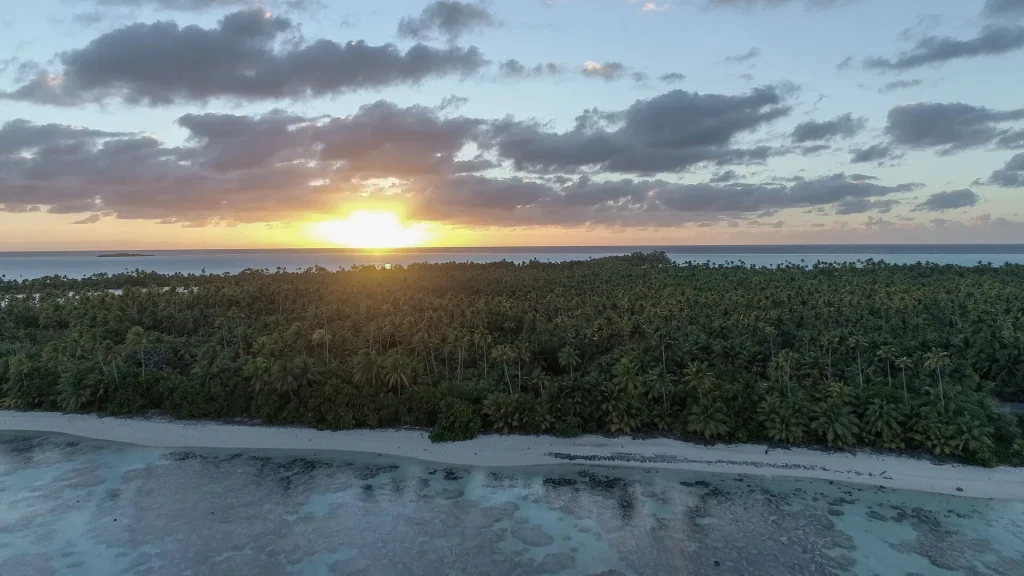 Vue sur Tetiaroa avec en fond un coucher de soleil © Tahiti Fly Shoot
