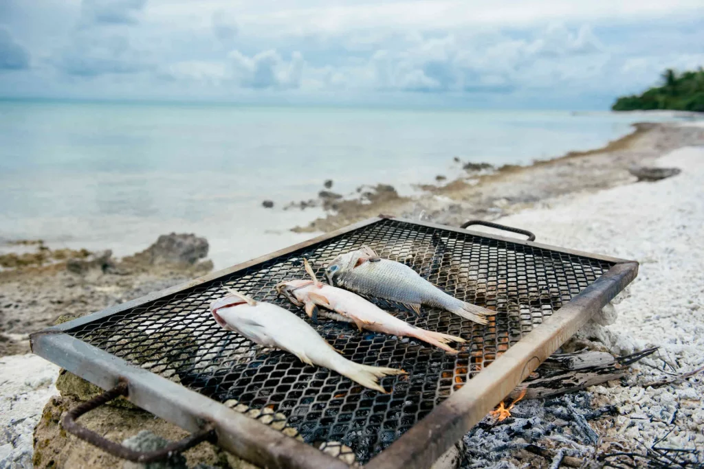 Poissons du lagon sur le feu pour le dîner © Hélène Havard