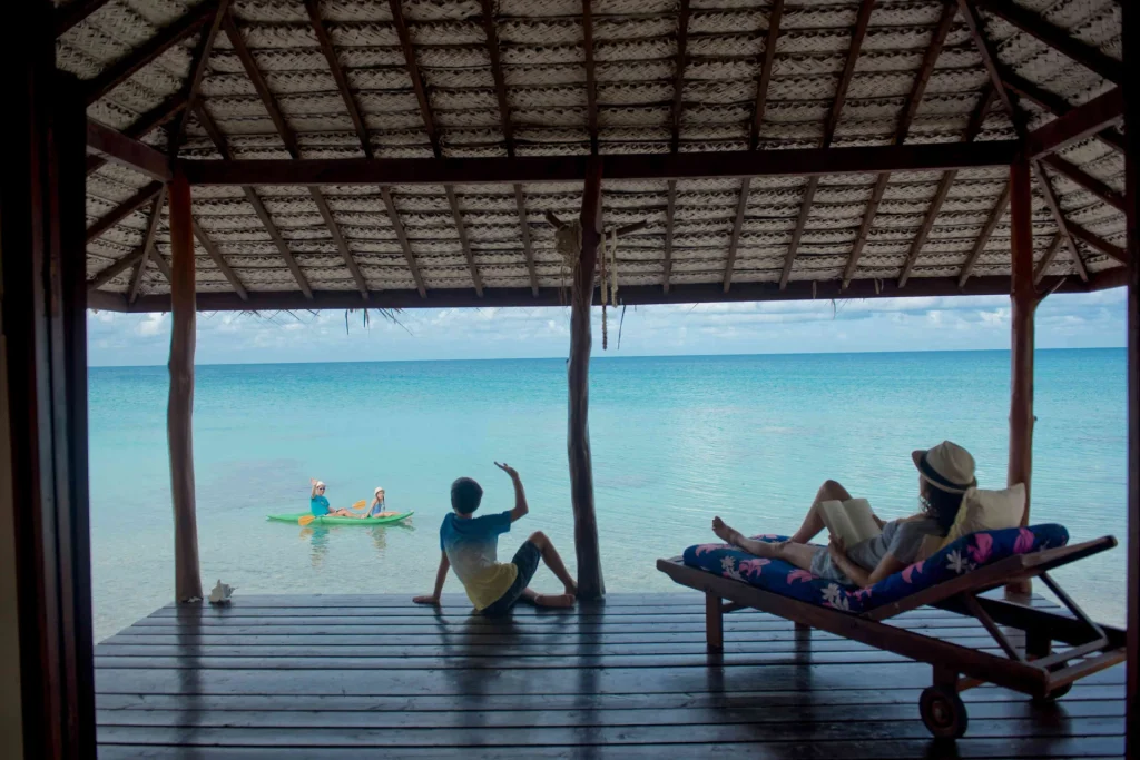 Une après-midi détente en famille sur la terrasse en bord de mer d'un logement local © Hélène Havard