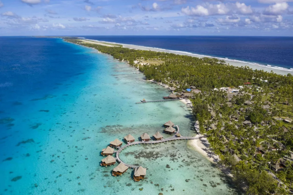 Vue sur les pilotis d'un hôtel de Rangiroa © Holger Leue