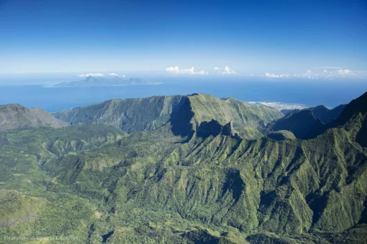 Sommets montagneux de Tahiti © Grégoire Le Bacon Tahiti Nui Helicopters