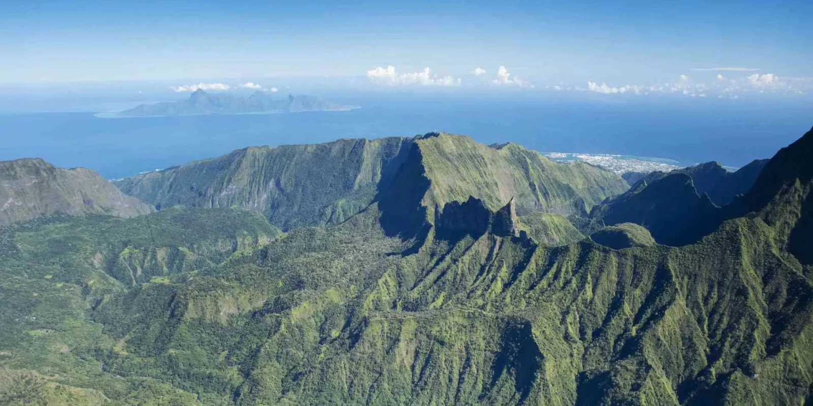 Vue sur les sommets montagneux de Tahiti © Grégoire Le Bacon Tahiti Nui Helicopters
