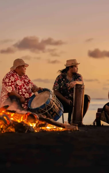 Pause musicale au couché du soleil à Tahiti ©Alikaphoto