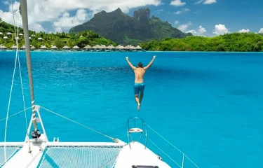 Issare le vele di un catamarano