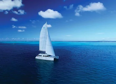 Escapade aux reflets bleus : Boutique hôtel et catamaran privé