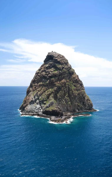 Rocher sortie de la mer à Ua Huka © Tahiti Tourisme