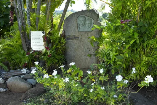 Pierre tombale de Jacques-Brel à Hiva Oa © Tahiti Tourisme (1)