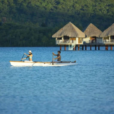 Faire de la pirogue en amoureux à Bora Bora Tahiti Tourisme