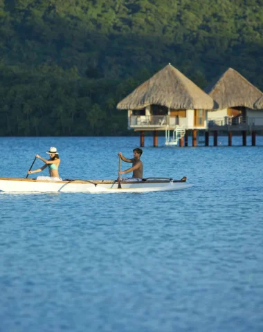 Faire de la pirogue en amoureux à Bora Bora Tahiti Tourisme